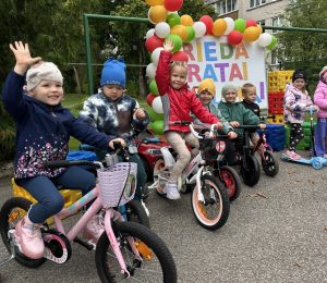 Judumo savaitė darželyje: aktyvios veiklos, pramogos ir draugiškas aplinkai transportas